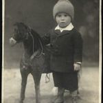 Dékány műterem, Karcag, kisfiú sapkában, játék lóval, 1920-es évek, Eredeti fotó, papírkép. fotó