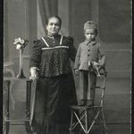Ismeretlen műterem, kisfiú édesanyjával, katona sapka, játék ló, festett háttér, 1910-es évek, Er... fotó
