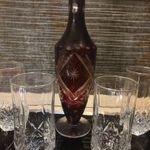 Színes üveg kristály likőrös pálinkás boros butella kiöntő üveg palack dugóval whiskys fotó