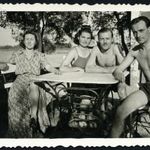 Fürdőzők a strand büfében, Lupa-sziget (Luppa), Budakalász, Duna, fürdőruha, vendéglátás, Horthy-... fotó