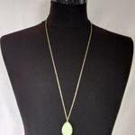 Zöld medálos fém arany színű nyaklánc hossza: 44 cm, medál: 4, 5x3 cm. fotó