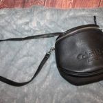 Fekete színű hosszú pántos jól pakolható oldal táska. fotó
