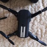 Kismértü dron tartalék propellerrel és védőráccsal fotó