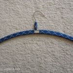 retro ruhafogas / vállfa - Illatszerbolt matricával - kék-fehér mintás textillel bevonva fotó