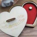 Esküvői gyűrűtartó doboz szív névre szóló fotó
