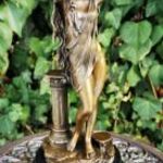 Női akt, korinthoszi oszloppal - bronz szobor fotó