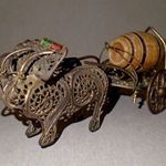 RITKA régi vintage PORTUGÁL mini miniatűr réz csipke fém bika szekér fogat fa hordó állat dísztárgy fotó