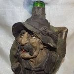 Régi emberi arc, figurális ábrázolású régi palack. fotó