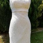 Fehér csipkés rövid esküvői ruha, alkalmi ruha fotó