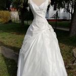 Gyönyörű ekrü taft menyasszonyi ruha fotó