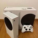 Xbox Series S kontrollerrel fotó