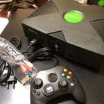 Xbox Classic kontrollerrel és kábelekkel fotó