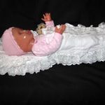 Játékbaba gyönyörű pólyásbaba, 56 cm, élethű, szép ruhák, hímzett pólya, minden új.gyűjtőnek is fotó