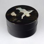 1A293 Régi fekete kínai kagyló berakással díszített lakkdoboz 11 cm fotó