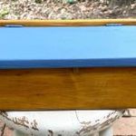 Kisméretű fali vagy asztali fa tároló doboz, láda, nyitható tetejű natur/galambkék színben fotó