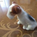 Hollóházi kisméretű porcelán ülő KUTYA figura. fotó