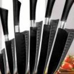 Új, rozsdamentes acél, fekete szakácskéskészlet pengevédőkkel fotó