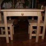gyerekasztal gyerekszék gyerek asztal szék hokedli pad fa bútor borovi fenyő asztal székkel fotó