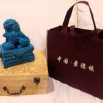 Jelzett kínai, kék, Foo kutya porcelán szobor díszdobozban, táskával, hibátlan, ajándékozható fotó