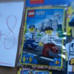 (LE47) ÚJ BONTATLAN LEGO CITY FIGURA, RENDŐR ÉS PÉNZTOLVAJ+ ÚJSÁG KÉPREGÉNY POSZTERREL fotó