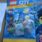 (LE47) ÚJ BONTATLAN LEGO CITY FIGURA, RENDŐR ÉS PÉNZAUTOMATA RABLÓ+ ÚJSÁG KÉPREGÉNY POSZTERREL fotó