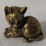 Miniatűr sárgaréz cica figura fotó