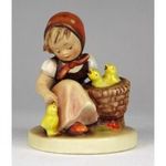 1P007 Régi Hummel csibéket etető kislány porcelán figura fotó