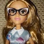 Barbie nagyságú MGA, MC2 Karakter baba fotó