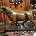Nagyméretű bronz bika műalkotás fotó