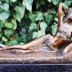 Szofán pihenő kleopátra - bronz szobor fotó