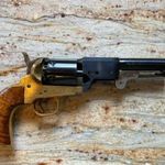 Colt elöltöltő pisztoly, fekete lőporos revolber fotó