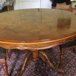 Antik, faragott kör alakú asztal négy székkel fotó