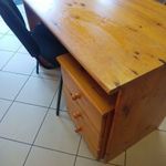Fenyőfa íróasztal székkel együtt. Használt. fotó