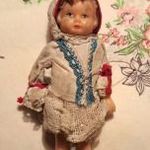 Antik baba eredeti ruhájával. fotó
