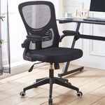 Ergonomikus irodai szék felhajtható könyöktámasszal, fekete fotó