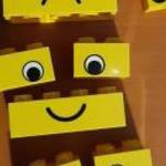 Lego mintás kockák sárga piros fehér szem száj fotó