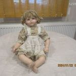 Nagy, ülő lány baba porcelán baba fotó