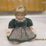 Nagyon cuki, ülő zöld-virágos ruhás, lány porcelán baba fotó