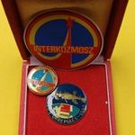 Szovjet-Magyar közös űrrepülés 1980. kettő jelvény, egy matrica. fotó