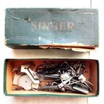 régi Singer varrógép doboz és alkatrészek fotó