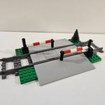 LEGO Vonat sín elem - Vasúti átkelő sorompóval fotó