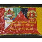 1Q025 Szegedi Kendefonógyár szocialista selyem zászló 115 x 187 cm fotó
