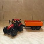 Piros traktor pótkocsival: 30 cm hosszú fotó