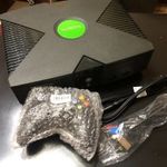 Xbox Classic kontrollerrel és kábelekkel fotó