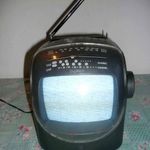 Protech mini fekete-fehér hordozható TV, rádió, elemmel is működik, gyűjtőknek, retro fotó