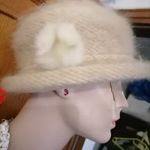 Szép mutatós gyapjú kalap kis karináva lpici szőrme bojttal, bézs drapp szín 56 58 fejre fotó