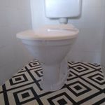 3db egyforma fehér műanyag WC ülőke tiszta, fertőtlenített, használható állapotban 665.-Ft/db fotó