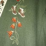 Tiroli (osztrák népviseleti) jellegű alkalmi ruha, alpesi zöld, hímzéssel, díszgombokkal fotó