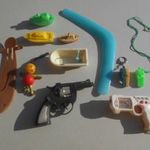 Retro műanyag játék 11.db Hajó, pisztoly, bumeráng, fürdőkád , síp, késtartó tok, fotó