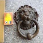 Régi réz vagy bronz oroszlánfejes ajtó kopogtató fotó